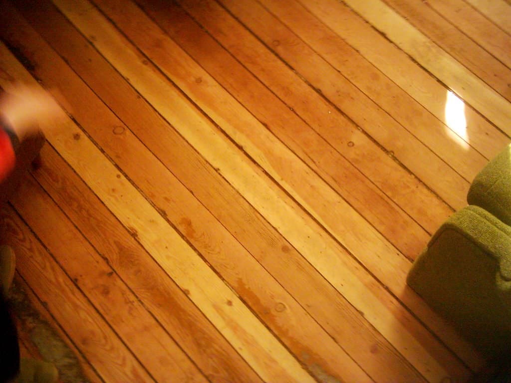 Plancher de bois franc fraîchement fini, propre et sans poussière de chantier